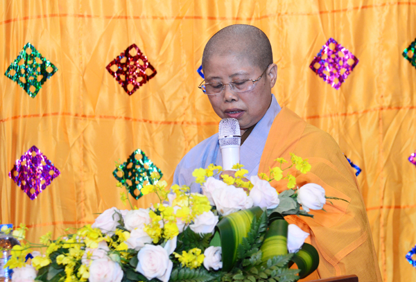 &nbsp;Ni sư Th&iacute;ch Đ&agrave;m Minh l&ecirc;n đọc Diễn văn Phật Đản PL. 2561- DL. 2017 của H&ograve;a thượng Chủ tịch HĐTS GHPGVN.