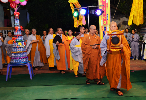 Cung rước chư t&ocirc;n đức quang l&acirc;m đạo tr&agrave;ng.