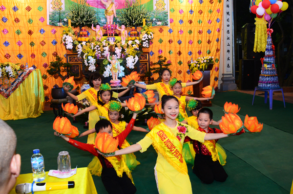 D&acirc;ng hoa k&iacute;nh phật.