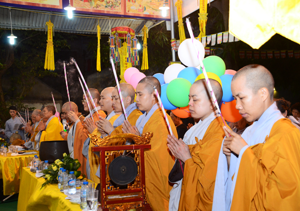 Nghi thức ni&ecirc;m hương niệm Phật.