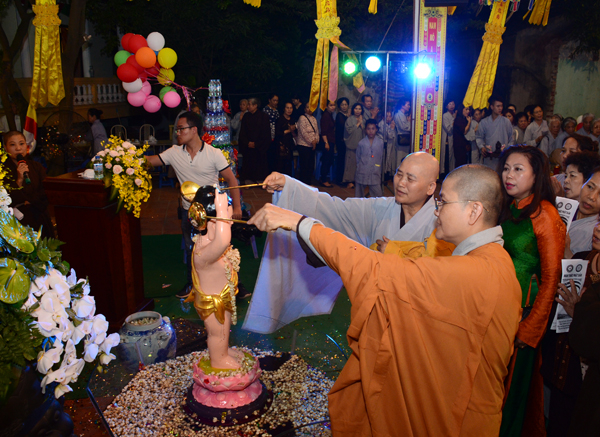 Nghi thức tắm cho Phật.