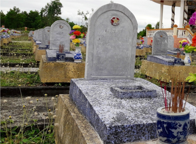 Bia th&ocirc;ng tin tr&ecirc;n c&aacute;c phần mộ hầu hết bị phai mờ.