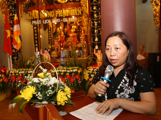 B&agrave; Vương Thị Thủy ph&aacute;t biểu ch&uacute;c mừng chư t&ocirc;n đức Tăng Ni, Phật tử nh&acirc;n Đại lễ Phật Đản.
