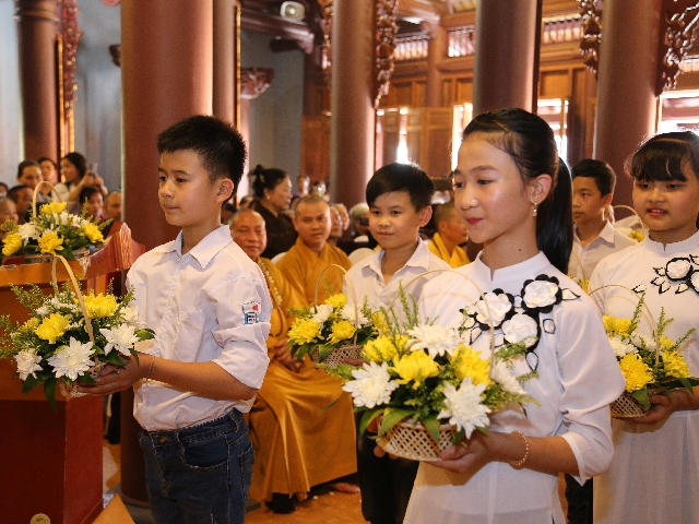 D&acirc;ng hoa k&iacute;nh Phật.