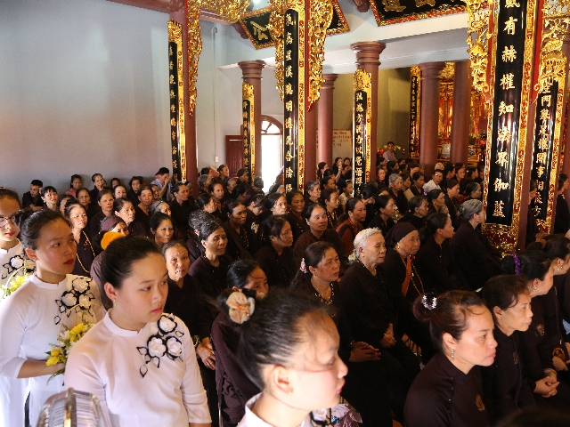 Nhiều người hướng Phật từ khắp nơi về tham dự Lễ mừng Phật Đản 2017 tại H&agrave; Giang.