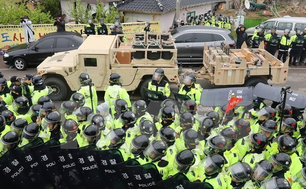 Xe chở hệ thống THAAD v&agrave;o khu vực lắp đặt ở Seongju ng&agrave;y 26/4