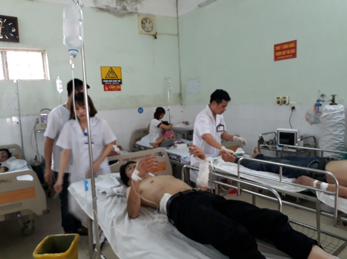 Nạn nh&acirc;n đang được cấp cứu tại Bệnh viện Hữu Nghị 103 Y&ecirc;n B&aacute;i.