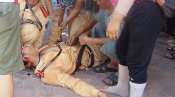 Phú Thọ: Khởi tố nam thanh niên giả vờ dừng xe rồi lao vào CSGT