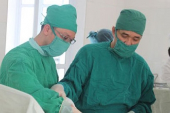 Thái Nguyên: Khúc gỗ dài 15cm đâm vào hốc mắt cả tuần mà không biết