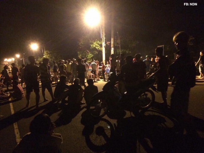 Nhiều người tập trung theo d&otilde;i vụ việc. ảnh:Người Đồng Nai