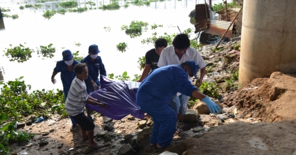 Thi thể trương phình, không danh tính trôi lềnh bềnh trên sông Sài Gòn
