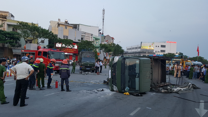 Hiện trường vụ lật xe khiến 2 chiến sĩ PCCC bị thương.