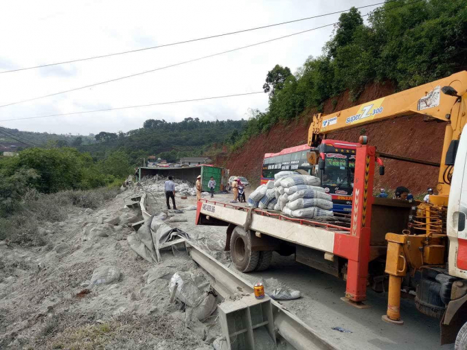 Hiện trường chiếc container bị lật.