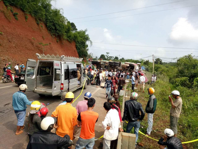 Do hai vụ tai nạn li&ecirc;n tiếp xảy ra n&ecirc;n giao th&ocirc;ng bị t&ecirc; liệt h&agrave;ng giờ.
