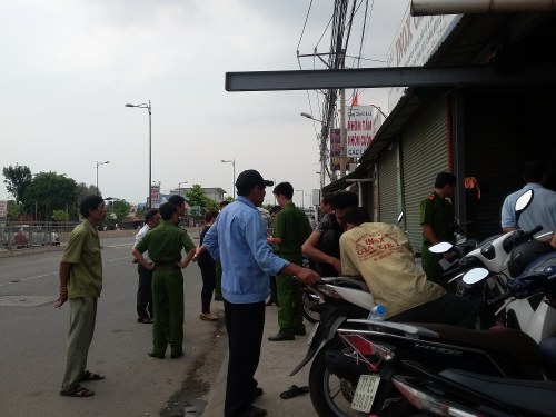 C&ocirc;ng an đang kh&aacute;m nghiệm hiện trường vụ việc.