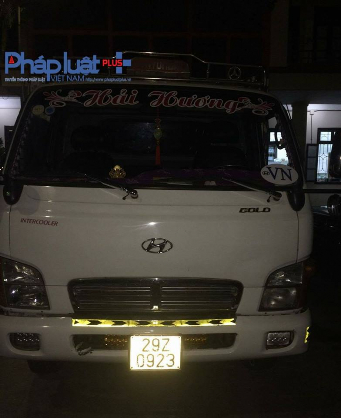 Chiếc xe vận chuyển 175 can rượu kh&ocirc;ng r&otilde; nguồn gốc.