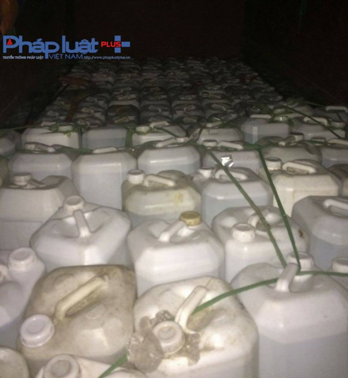 Hơn 3.000 l&iacute;t rượu trắng chứa trong 175 can nhựa kh&ocirc;ng nh&atilde;n m&aacute;c.