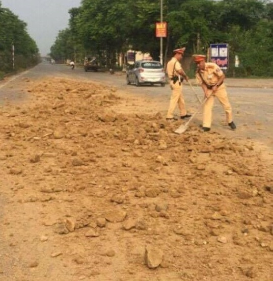 Đống đất rơi v&atilde;i k&eacute;o d&agrave;i h&agrave;ng trăm m&eacute;t g&acirc;y nguy hiểm cho người tham gia giao th&ocirc;ng.