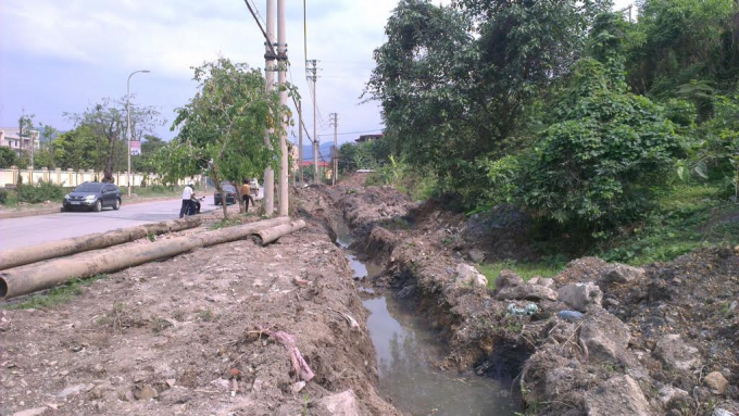 C&aacute;c ống nước đặt tại khu đất của 43 hộ d&acirc;n.