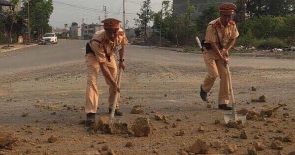 Cảnh sát giao thông số 11 "vào vai" công nhân môi trường cầm xẻng dọn đường