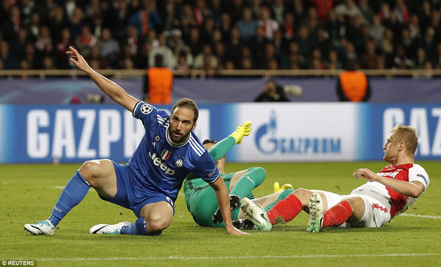 Higuain đ&atilde; cho thấy bản năng s&aacute;t thủ trước khung th&agrave;nh.