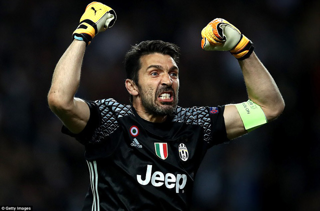 Buffon tiếp tục chơi hay trong vai tr&ograve; điểm tựa trong khung gỗ.