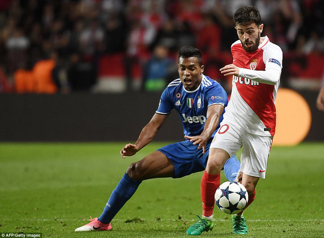 Alex Sandro đ&atilde; kh&oacute;a chặt được tầm nguy hiểm từ ph&iacute;a Silva.