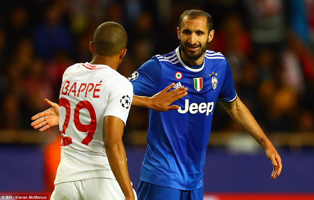 Mbappe bị v&ocirc; hiệu h&oacute;a ho&agrave;n to&agrave;n trước Chiellini b&ecirc;n ph&iacute;a Juventus.