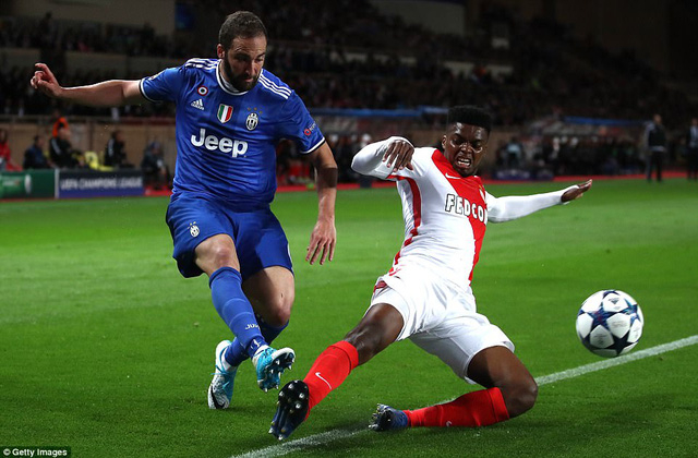 C&uacute; đ&uacute;p của Higuain đ&atilde; nhấn ch&igrave;m AS Monaco tại nước Ph&aacute;p.