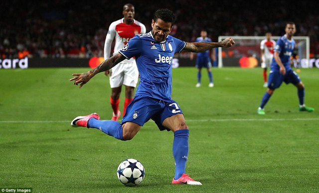 Daniel Alves tiếp tục chơi hiệu quả trong vai tr&ograve; hậu vệ phải.