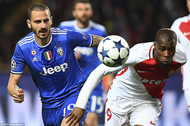 Djibril Sidibe lu&ocirc;n bị Leonardo Bonucci theo s&aacute;t như h&igrave;nh với b&oacute;ng.