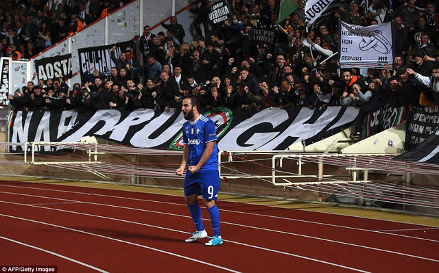 Higuain v&agrave; đồng đội khao kh&aacute;t chức v&ocirc; địch Champions League, sau thất bại hồi năm 2015