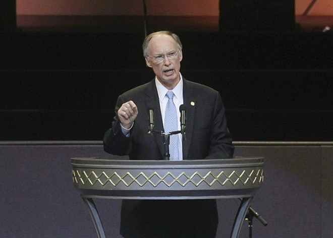 Thống đốc bang Alabama Robert Bentley.