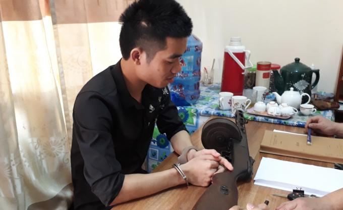 Cao Văn Hưng c&ugrave;ng tang vật tại cơ quan điều tra.