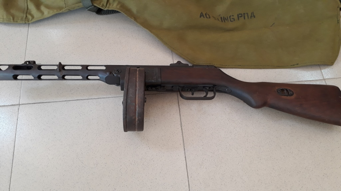 Khẩu s&uacute;ng tiểu li&ecirc;n m&agrave; Hưng d&ugrave;ng để n&atilde; đạn tại bệnh viện.