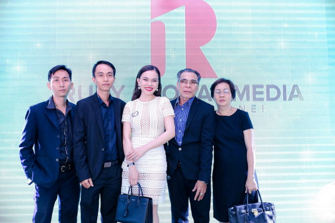 Giang Hồng Ngọc lần đầu thử l&agrave;m b&agrave; chủ