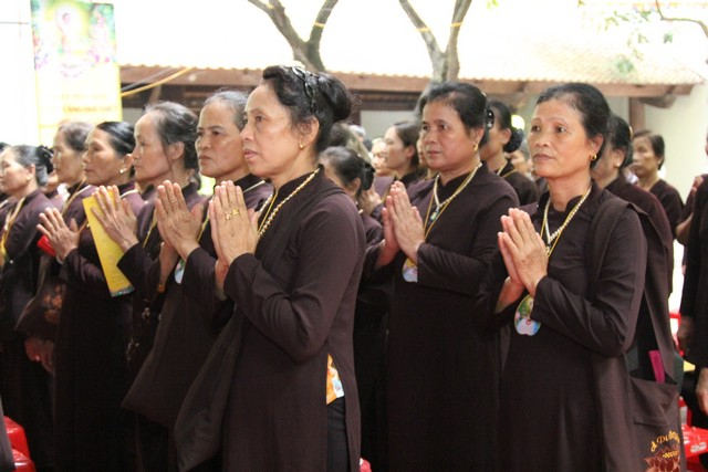 Đại lễ c&oacute; đ&ocirc;ng đảo tăng ni, phật tử khắp nơi về tham dự.