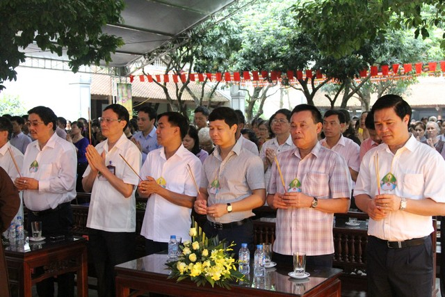 D&acirc;ng hương k&iacute;nh Phật.