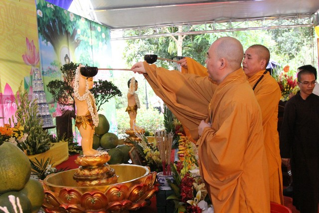 &nbsp;Nghi thức tắm cho Phật.