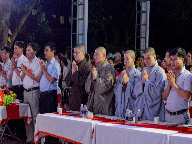 Đại lễ c&oacute; đ&ocirc;ng đảo t&iacute;n đồ phật tử trong v&agrave; ngo&agrave;i địa phương c&ugrave;ng tham dự.