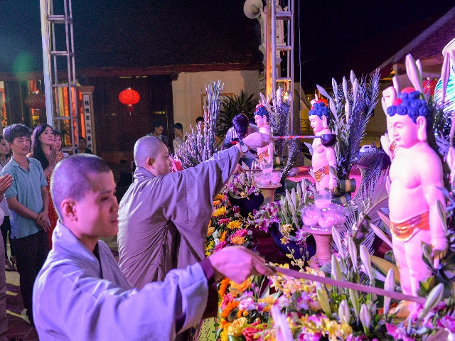 Nghi thức tắm cho Phật.