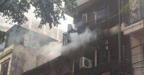 Hà Nội: Chập điều hòa, cháy quán karaoke nhiều người hoảng loạn