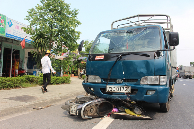 Thừa Thi&ecirc;n Huế: Xe tải &ldquo;leo&rdquo; l&ecirc;n vỉa h&egrave;, t&ocirc;ng một người nguy kịch