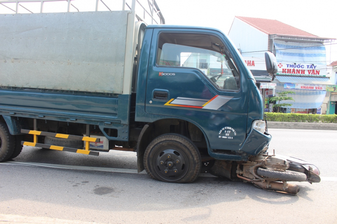 Thừa Thi&ecirc;n Huế: Xe tải &ldquo;leo&rdquo; l&ecirc;n vỉa h&egrave;, t&ocirc;ng một người nguy kịch