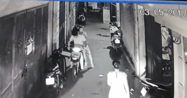 Hà Nội: Đôi vợ chồng đưa bé gái đi trộm túi xách