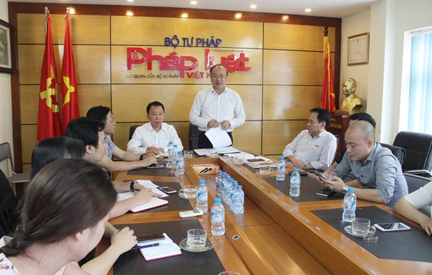 Thứ trưởng Phan Ch&iacute; Hiếu ghi nhận v&agrave; biểu dương những nỗ lực của tập thể c&aacute;n bộ, ph&oacute;ng vi&ecirc;n B&aacute;o Ph&aacute;p luật Việt Nam.