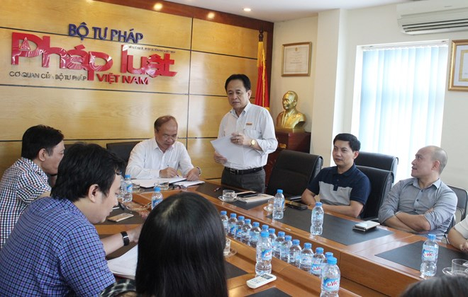 Thay mặt Ban bi&ecirc;n tập, Ph&oacute; Tổng Bi&ecirc;n tập Đặng Ngọc Luyến đ&atilde; đề xuất với Thứ trưởng một số vấn đề để thời gian tới để B&aacute;o PLVN c&oacute; thể ho&agrave;n th&agrave;nh tốt nhiệm vụ ch&iacute;nh trị được giao.