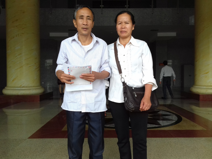 &Ocirc;ng H&agrave;n Đức Long c&ugrave;ng vợ trong một lần đến TAND Cấp cao nộp hồ sơ y&ecirc;u cầu bồi thường.