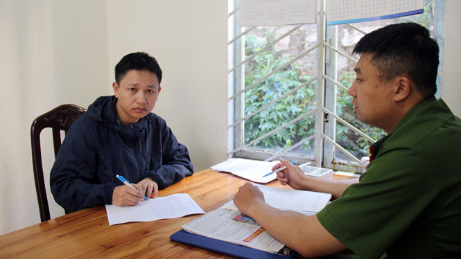 Nghi can Nguyễn Văn Vĩ tại cơ quan điều tra.(Ảnh: b&aacute;o Tuổi trẻ)