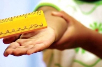 Cảnh cáo cô giáo khẻ tay học sinh vì buồn chuyện gia đình